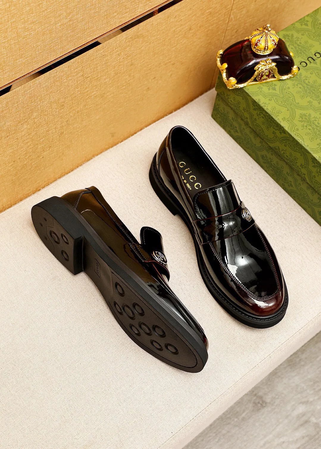 Men's shoes 💰560 💐 Product trademark: GUCCI "Gucci" casual leather shoes Regular size: 38-44 (45🉑️customized) Product materials: Selected imported first-layer open-edge beaded calfskin upper + classic hardware buckle, imported water-dyed cowhide leather lining. Strong three-dimensional visual effect, rubber outsole Color: 2⃣️colors available
